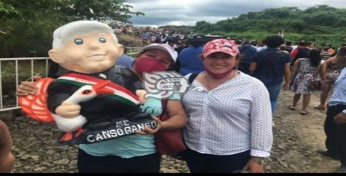 Mujer regalará Pejealcancía a su esposo en Veracruz; está firmada por AMLO