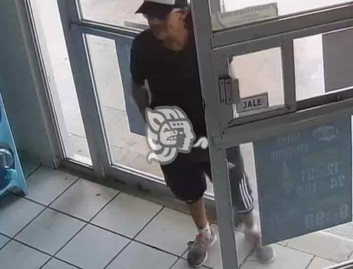 Solitario ladrón asalta tienda de conveniencia en Boca del Río