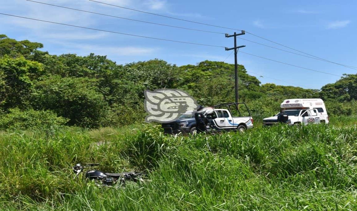 En Oluta, delincuente vuelca con motocicleta robada