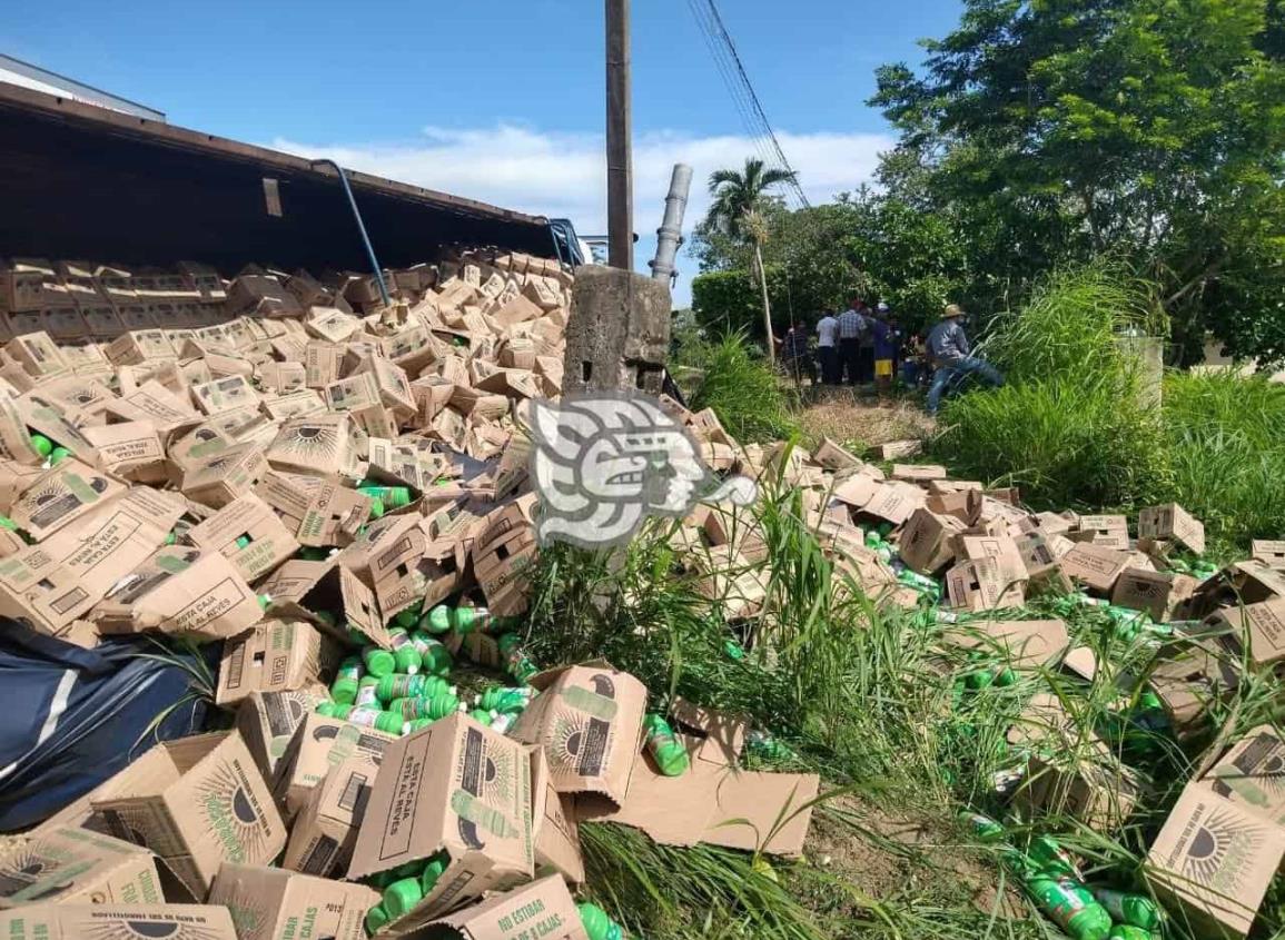 Tráiler cargado con cloro vuelca en San Juan; pobladores evitan rapiña