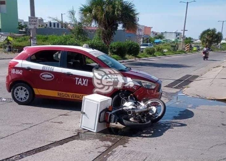 Motociclista resulta lesionado tras impactar con taxi en fraccionamiento de Veracruz