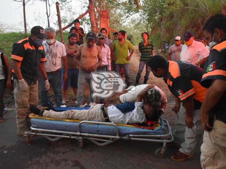 Joven resulta lesionado tras derrapar en Acayucan