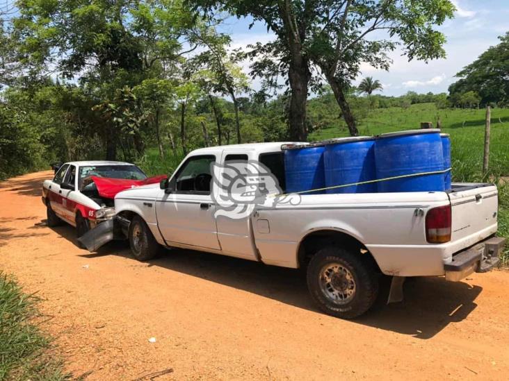 Colisionan taxi y camioneta en Texistepec; 4 lesionados