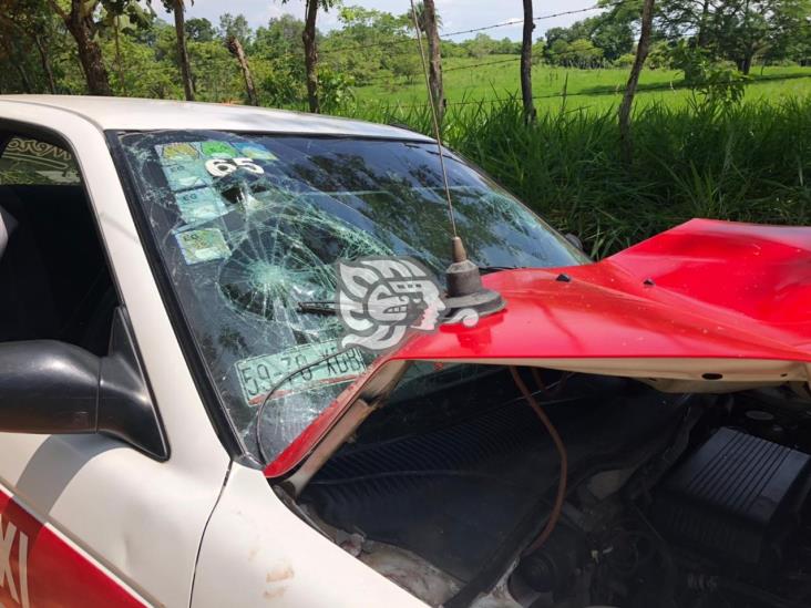 Colisionan taxi y camioneta en Texistepec; 4 lesionados