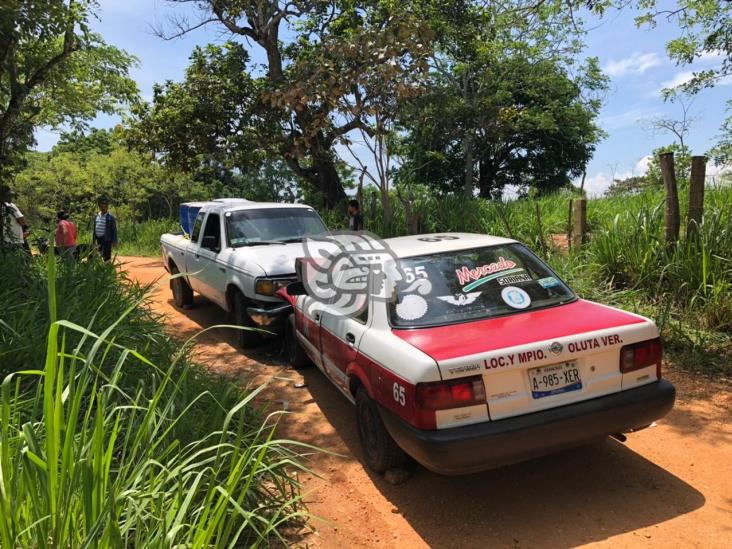 Colisionan taxi y camioneta en Texistepec; 4 lesionados