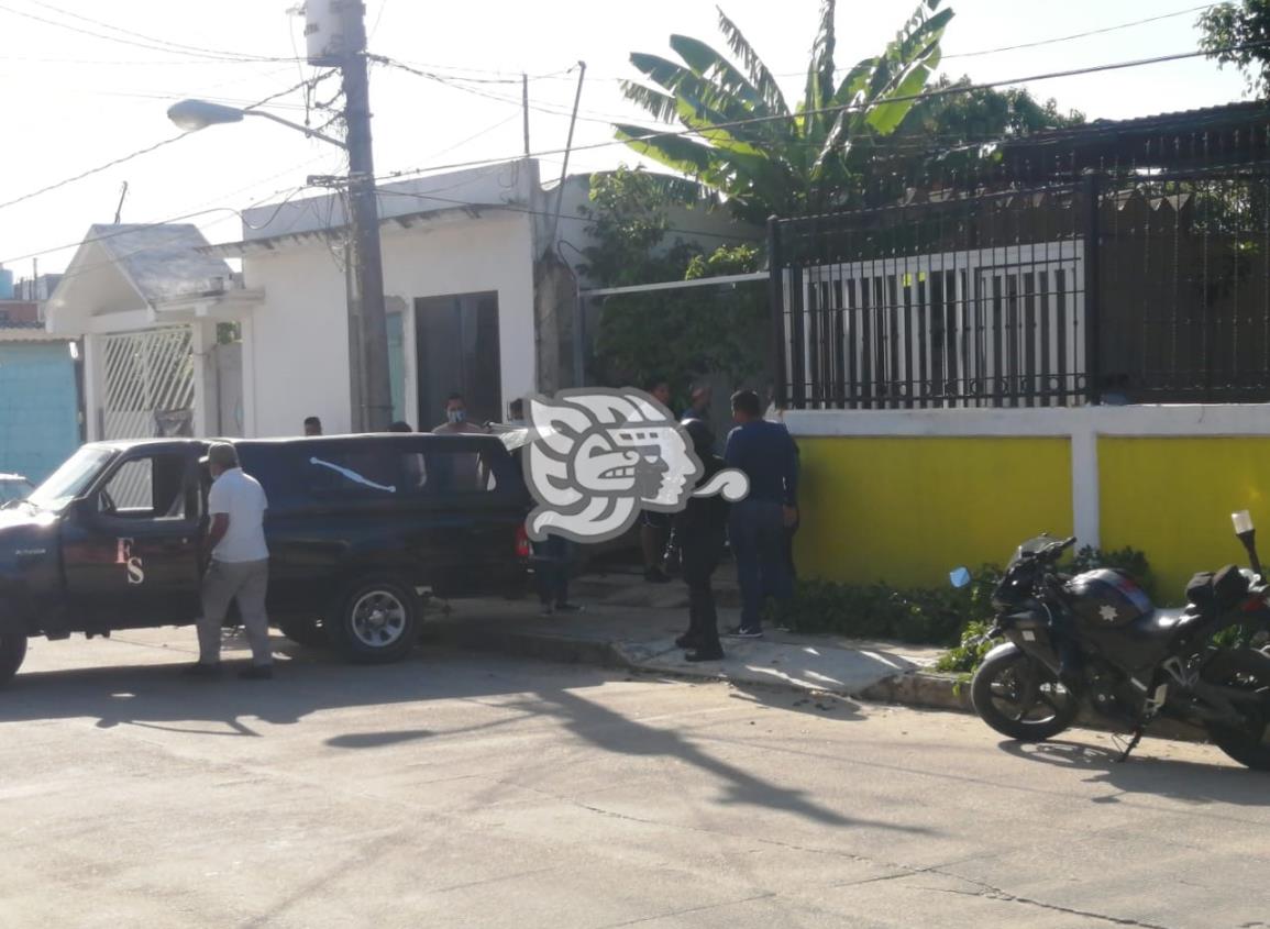 Hombre muere electrocutado mientras podaba árbol en Coatza