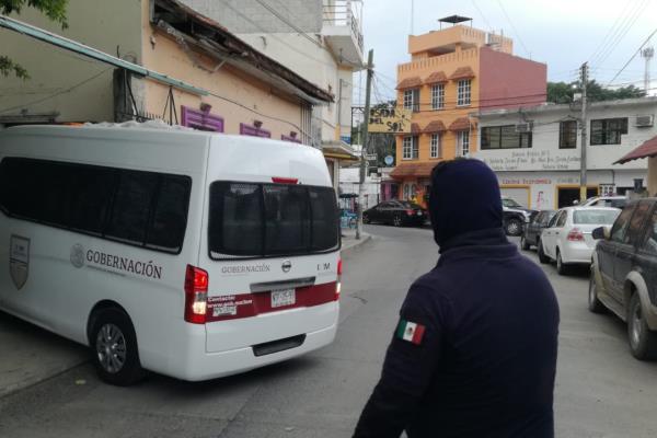 Aseguran a 15 migrantes en hotel de Tuxpan; uno, menor de edad