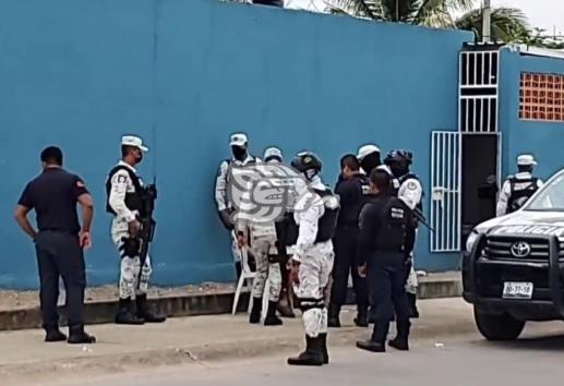 En Coatzacoalcos, ebrio sujeto apuñala a su esposa y la encierra
