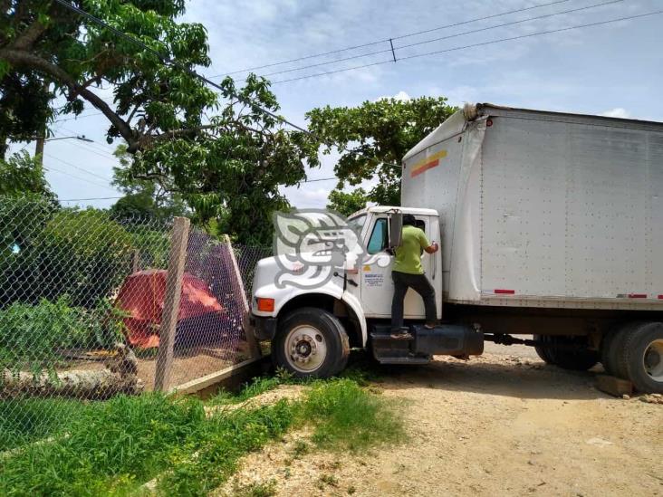 Dos vehículos colisionaron contra fachadas de viviendas en Acayucan y Sayula