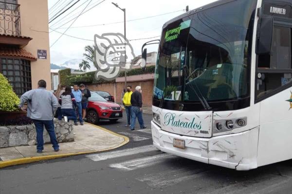 Chocan camión de pasaje y automóvil en Orizaba