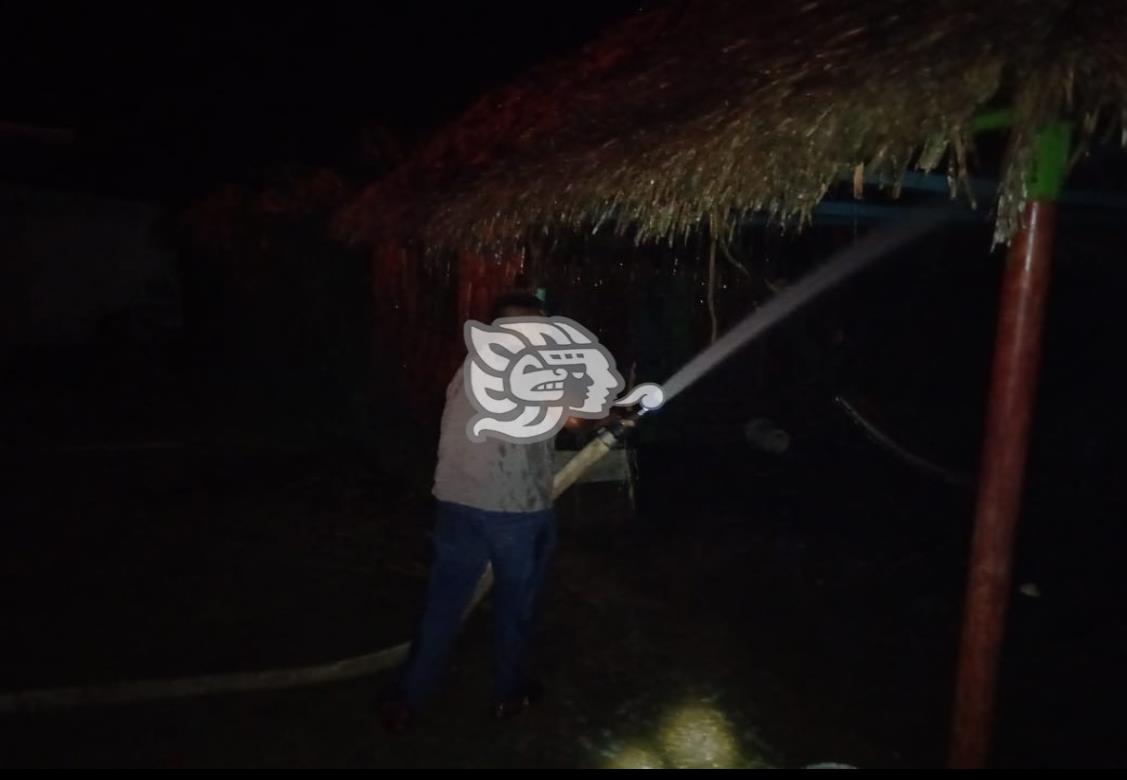 Por corto circuito se incendia humilde vivienda en Tlacuilolapan