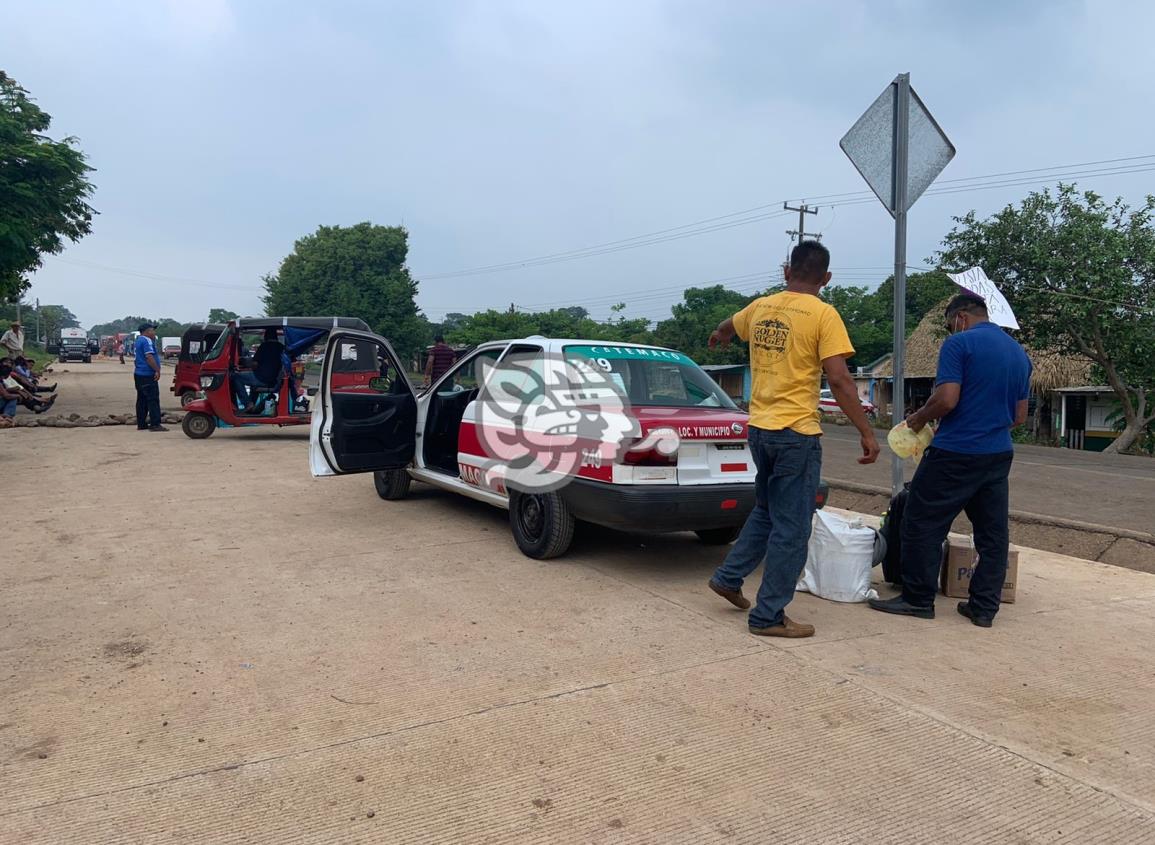 Continúa bloqueo en Hueyapan de Ocampo 