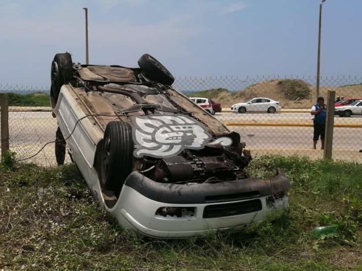Vehículo termina volcado en el Malecón tras explosión de neumático