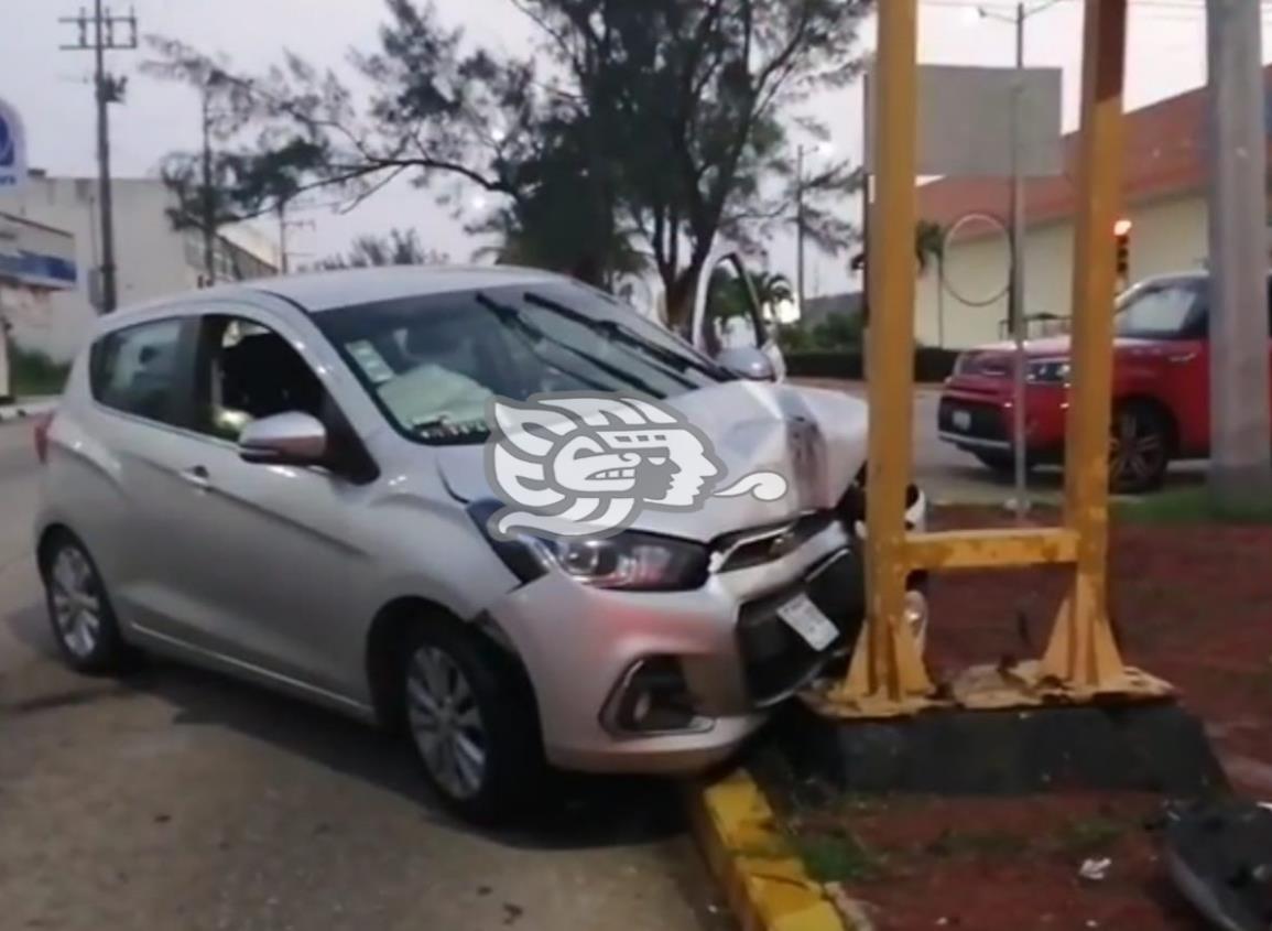 Vehículo choca contra semáforo en la avenida Independencia 