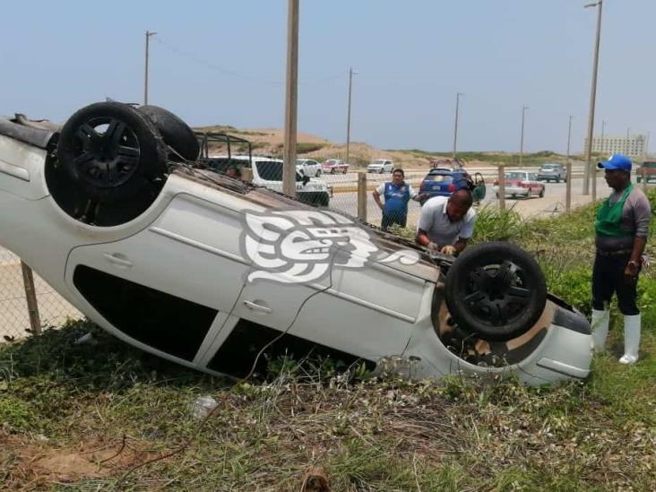 Vehículo termina volcado en el Malecón tras explosión de neumático