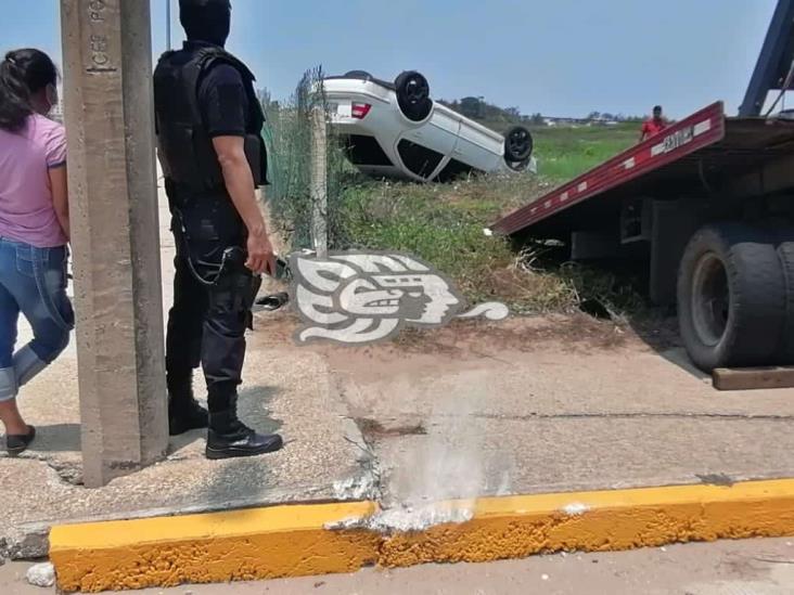 Vehículo termina volcado en el Malecón tras explosión de neumático