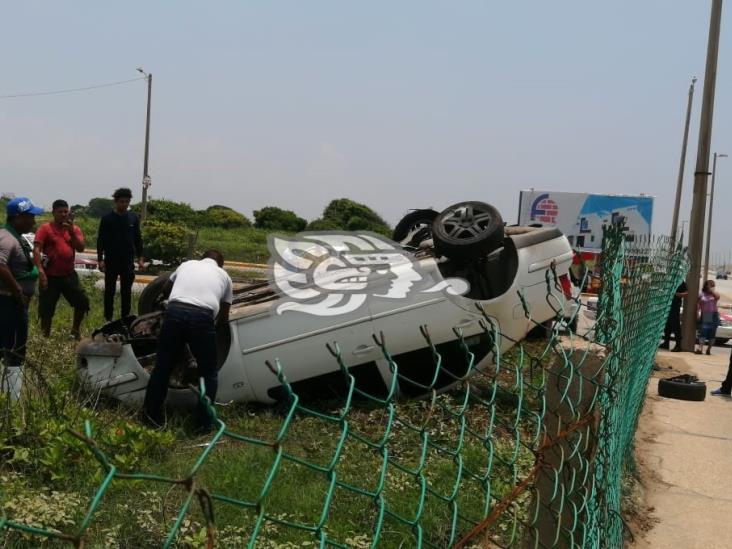 Vehículo termina volcado en el Malecón tras explosión de neumático
