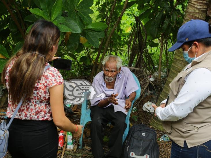 Conmovido y agradecido, Don Armando recibe donaciones; DIF atiende caso