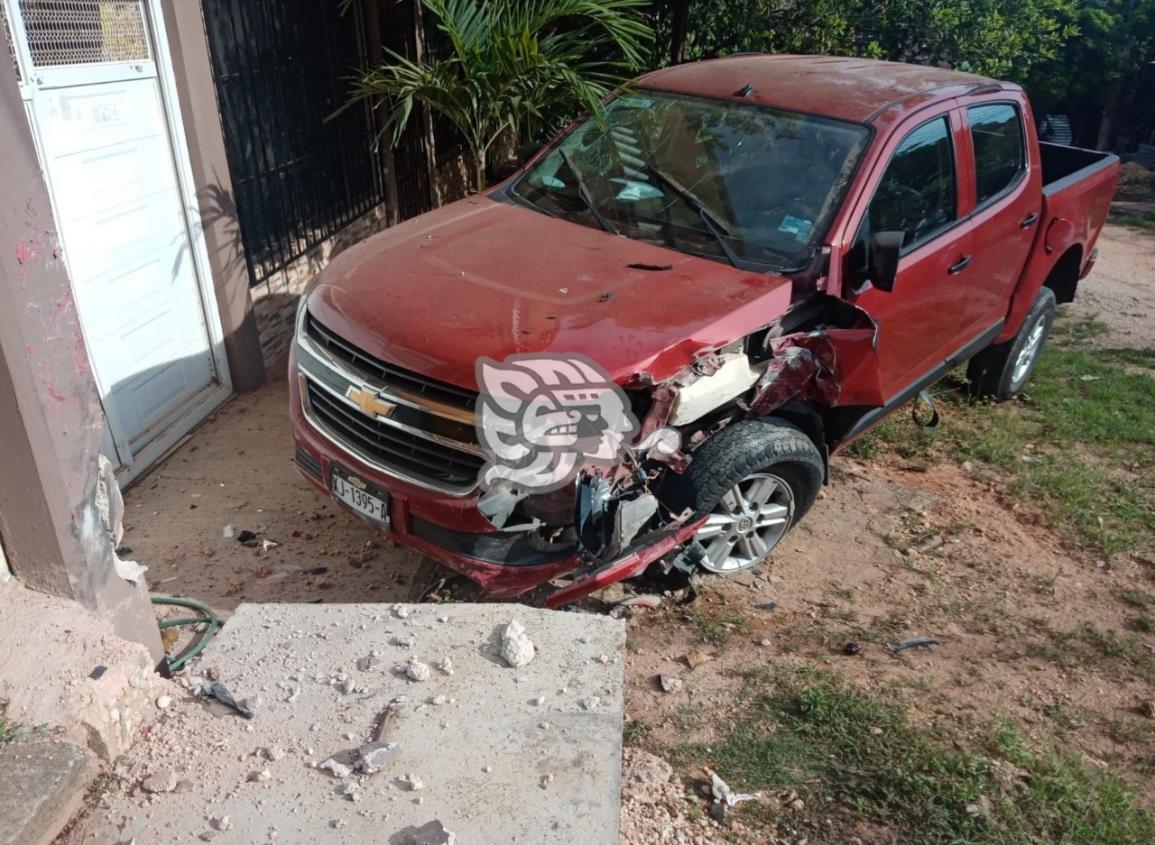 Abandonan camioneta tras chocar contra vivienda en Acayucan