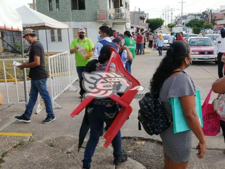 Población de 40-49 genera largas filas en módulos de vacunación de Coatzacoalcos