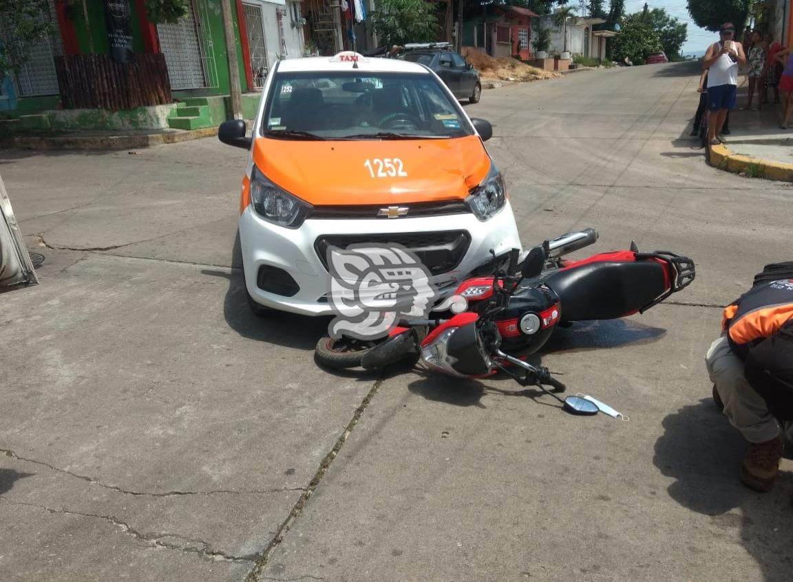 Madre e hijo lesionados por choque entre taxi y moto 