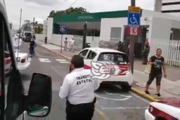 Cierran paso a Urgencias en hospital de Orizaba por un comercial, denuncian