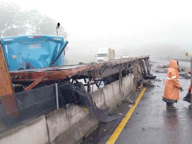 Tráiler se queda sin frenos en libramiento Xalapa-Perote; lugareños cometen rapiña