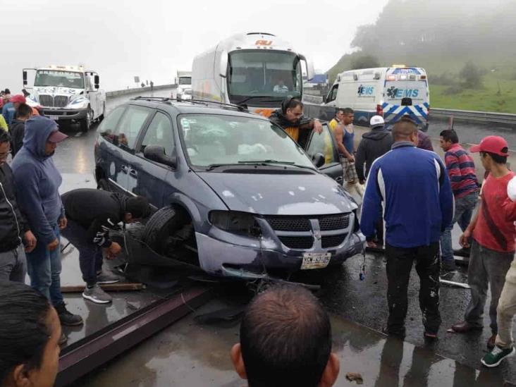 Tráiler se queda sin frenos en libramiento Xalapa-Perote; lugareños cometen rapiña