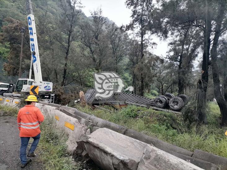 Tráiler cargado de papel higiénico vuelca en autopista Córdoba-Puebla