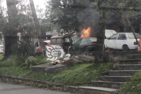 Se incendia un auto en la avenida Pípila, en Xalapa