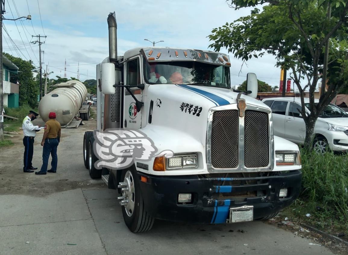 Remolque se desprende de tráiler en la carretera ancha de Coatzacoalcos