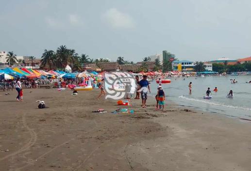 Pese a tercer ola de Covid, llegan bañistas a playas de Vearacruz