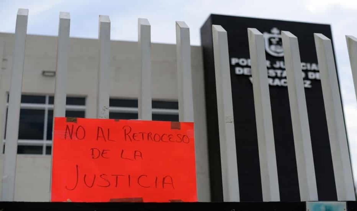 Abogados de Misantla liberan Ciudad Judicial, tras someter a Isabel Romero