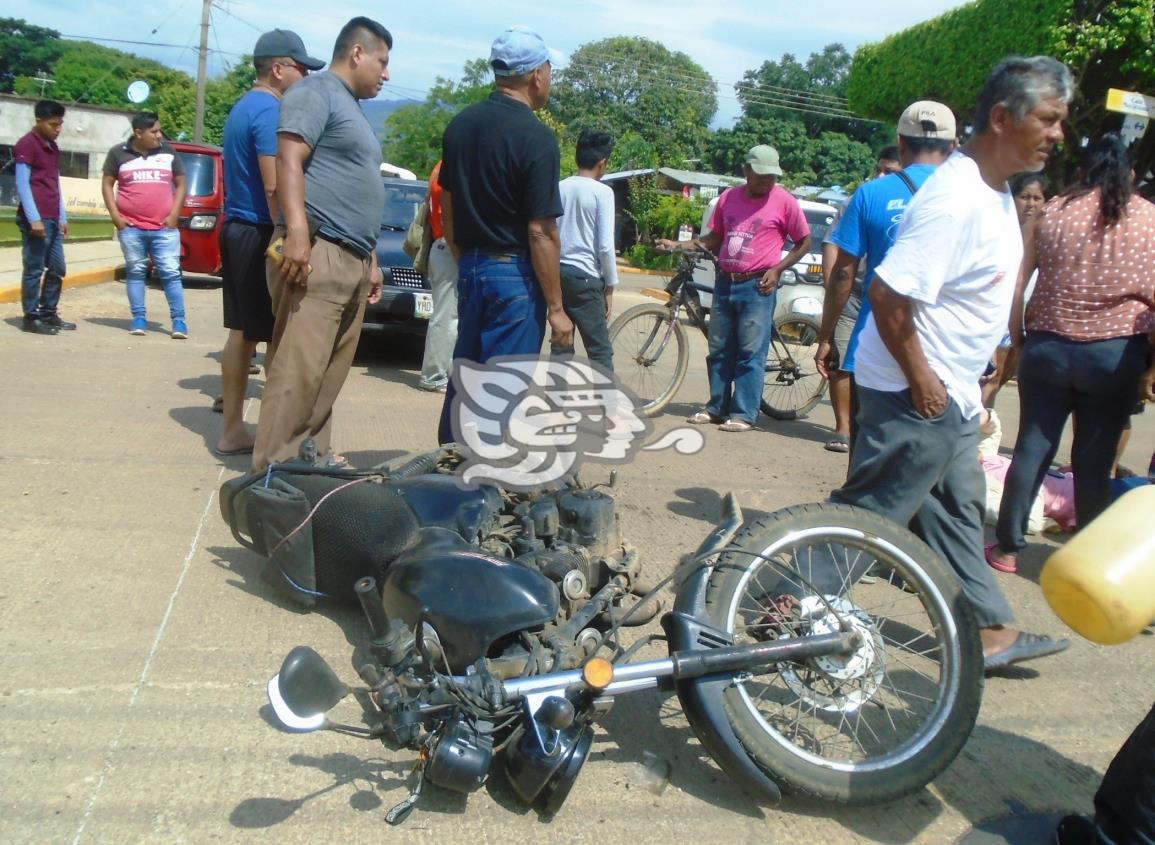 Maestro atropelló a un joven motociclista en Tatahuicapan