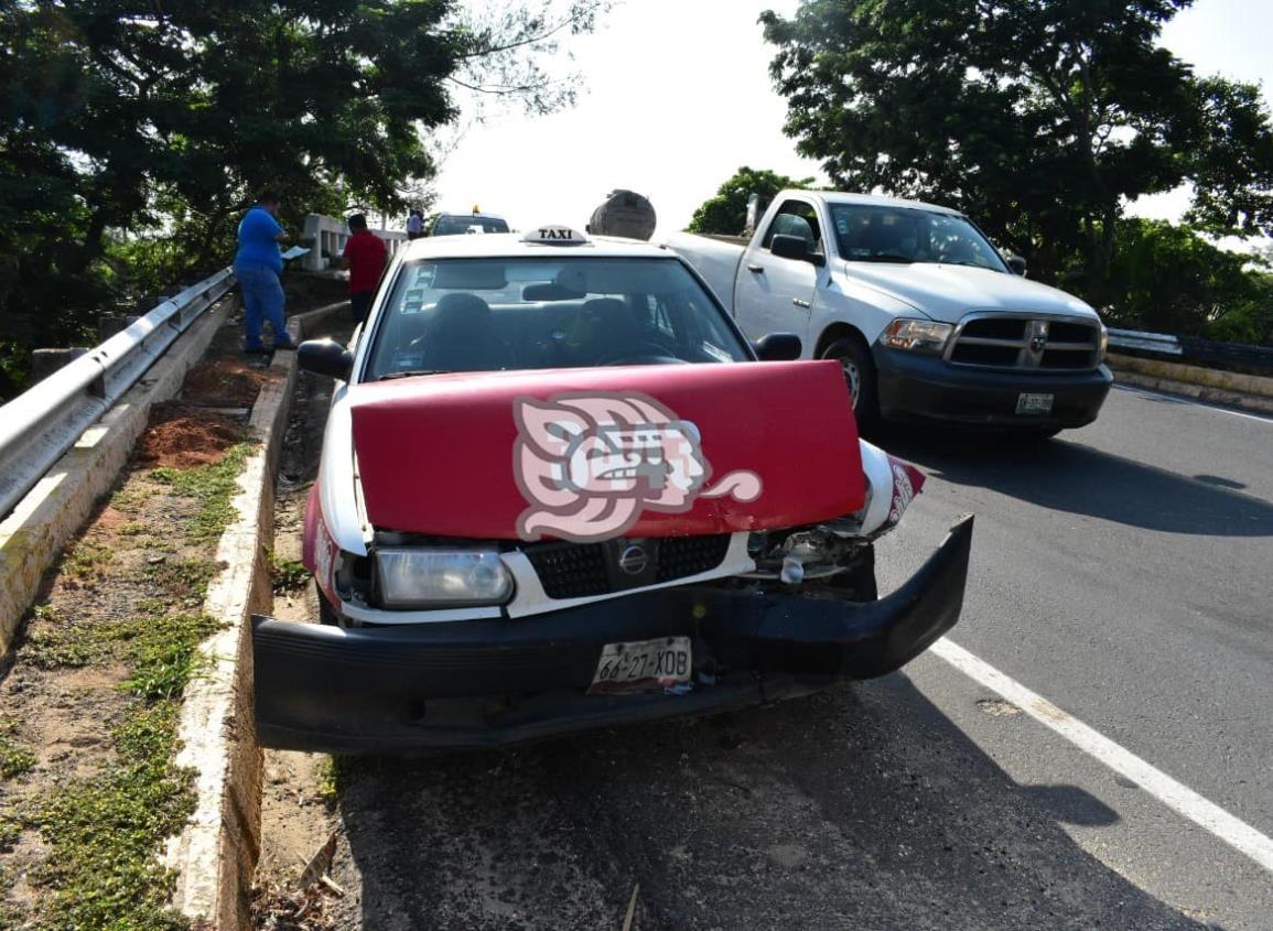 Taxi choca contra camioneta sobre el puente Caracol 