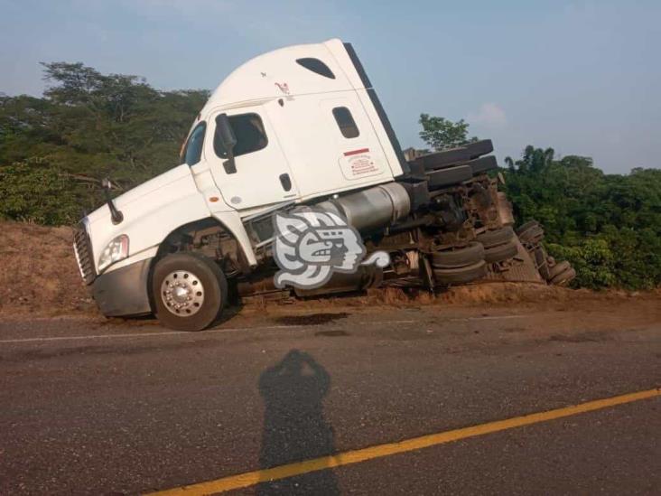 Vuelca tracto que transportaba plátano en Jesús Carranza  