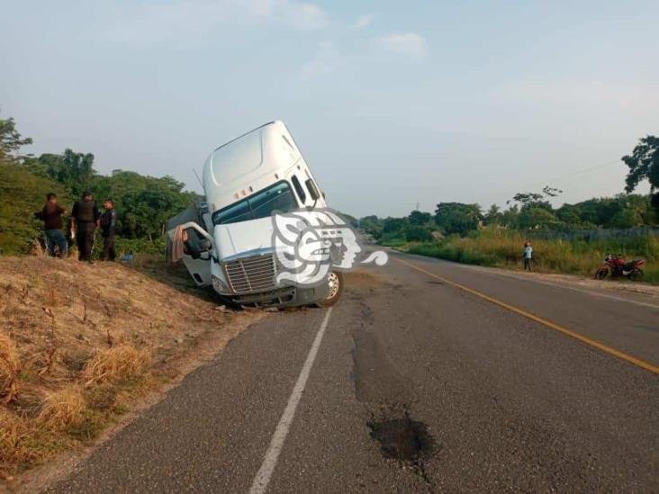 Vuelca tracto que transportaba plátano en Jesús Carranza  