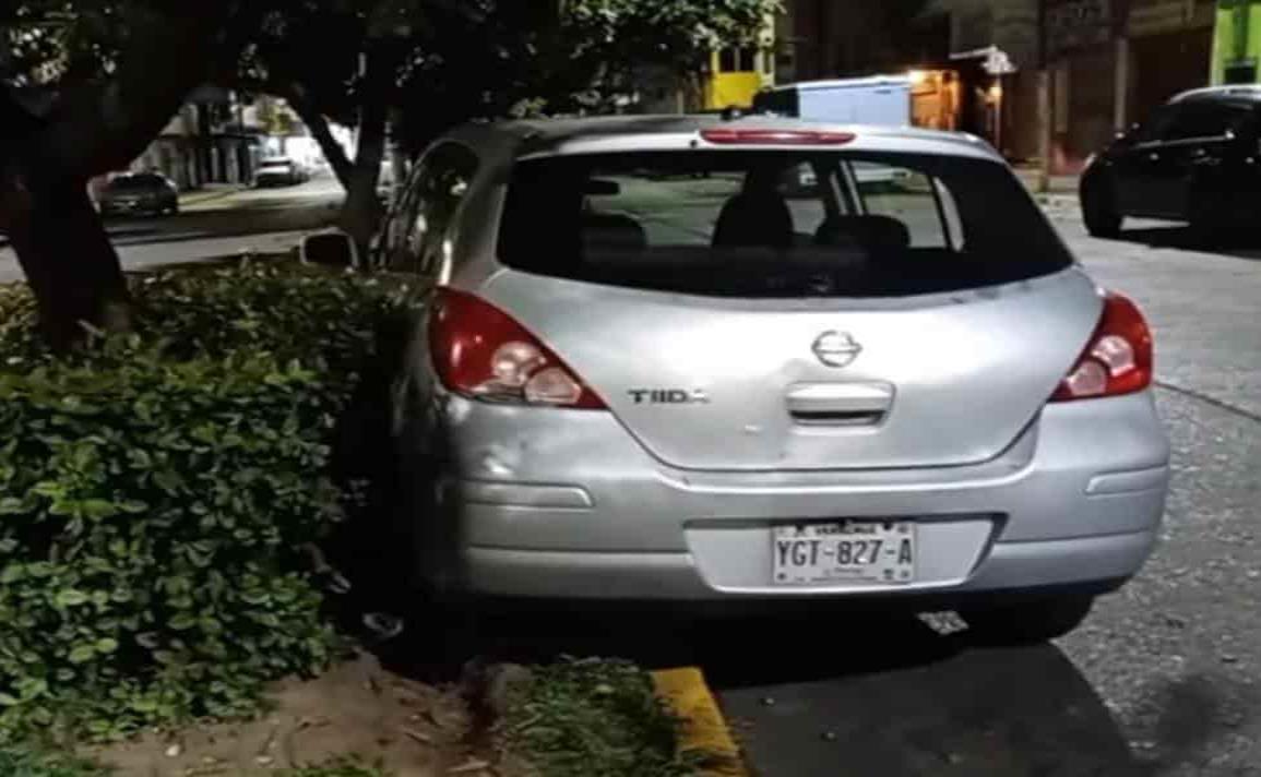 Abandonan auto en la avenida Hidalgo de Coatzacoalcos