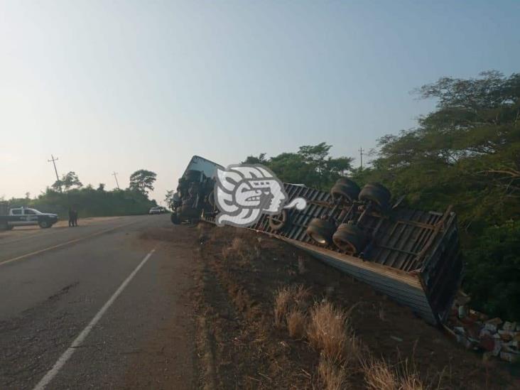 Vuelca tracto que transportaba plátano en Jesús Carranza  