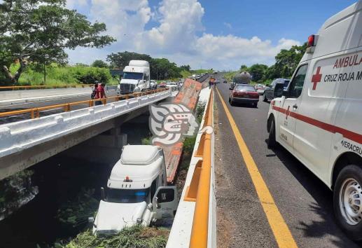 Tráiler pierde el control y se sale del camino sobre autopista Cardel-Veracruz