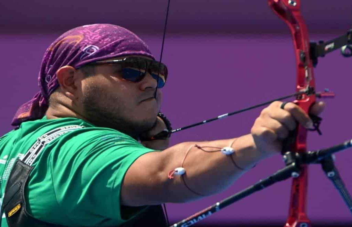 Celebra AMLO medallas para México en tiro con arco y clavados