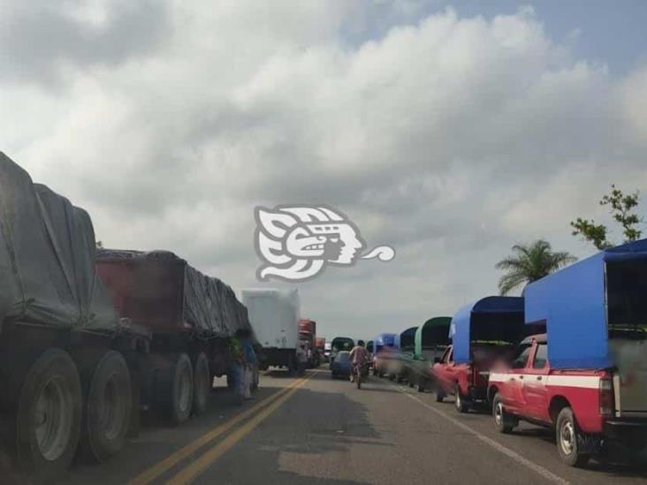 Mantienen bloqueo; sin paso de vehículos pesados al sur de Veracruz