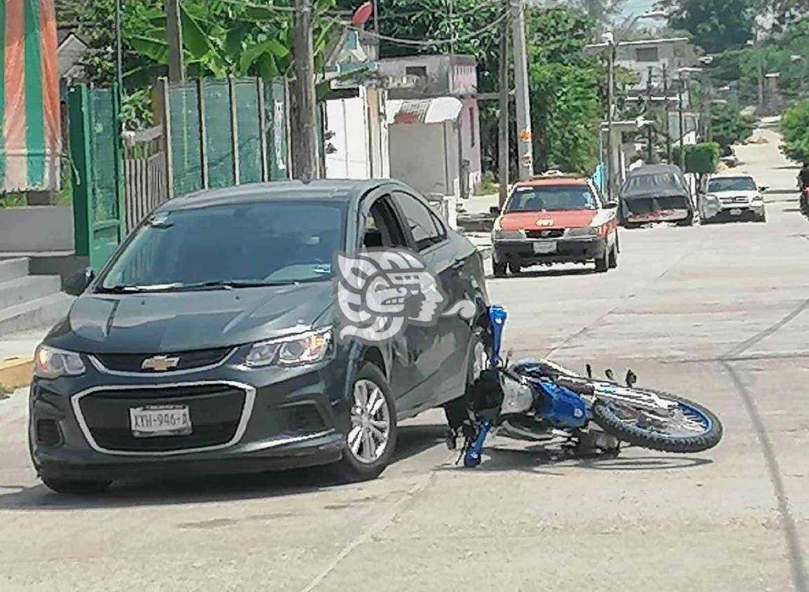 Choque en el barrio primero de Oluta; comerciante herido