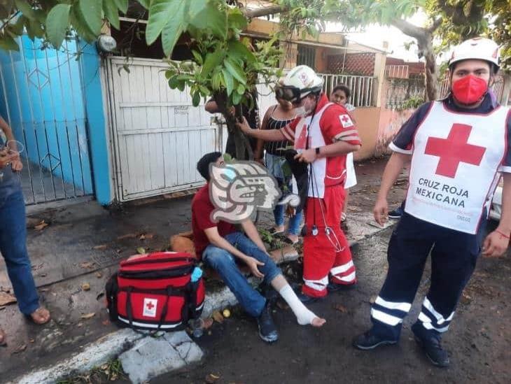 Auto atropella a joven en Unidad habitacional Las brisas