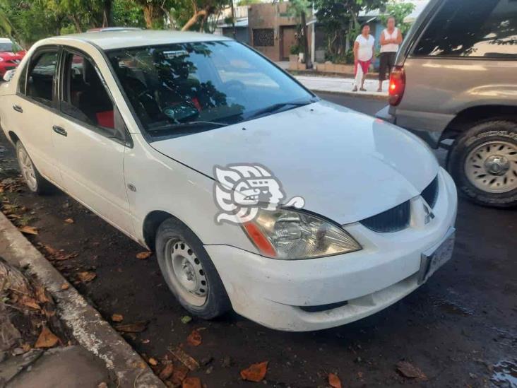 Auto atropella a joven en Unidad habitacional Las brisas
