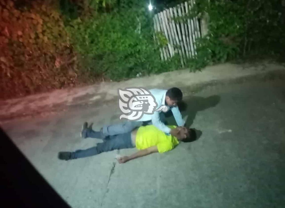 Se pasa de droga y termina inconsciente a media calle en Acayucan