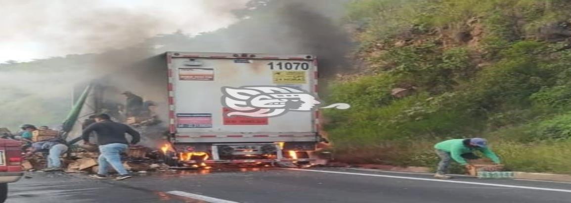 Se incendia tráiler cargado de cerveza en las Cumbres de Maltrata