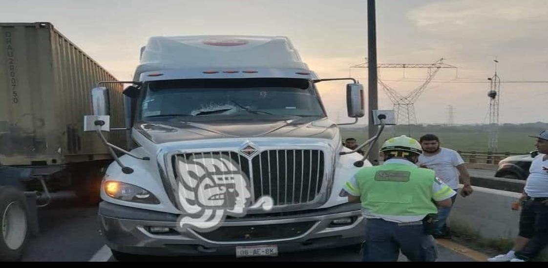 Lámina atraviesa parabrisas y mata a copiloto en el puente Coatza Dos