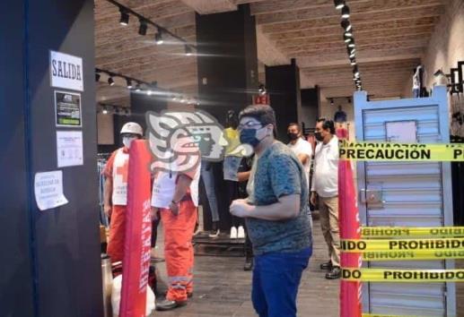 Mujer entra a robar a una tienda de ropa; hiere a guardia de seguridad