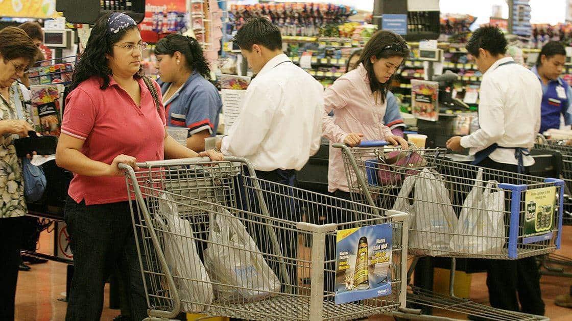 Aumentó ligeramente el consumo privado en febrero: INEGI